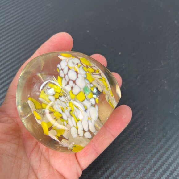 Handcrafted 60/70’s Glass Paperweight With Yellow & White Flower Design - Picture 8 of 10